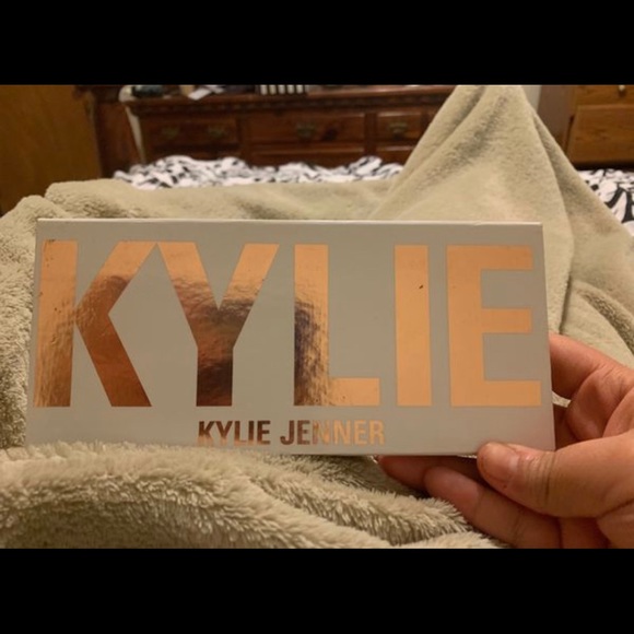 The bronze extended and royal peach palette